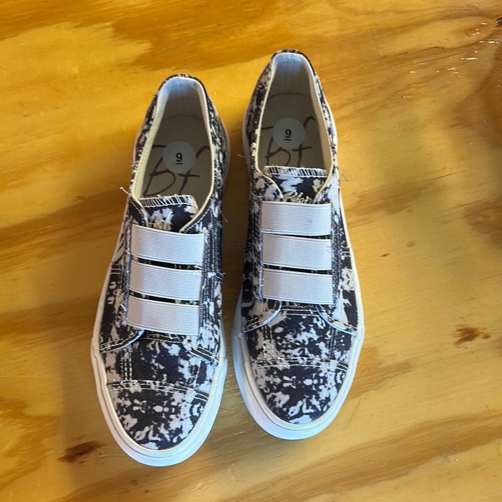 Blowfish Women's Dark Navy and White Slid-On Sneakers Size 9M - NWT